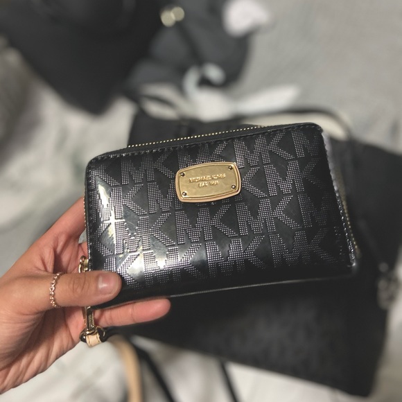 Authentic Michael Kors Wristlet Wallet - Picture 1 of 3